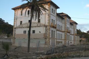 El Conde de Casas Rojas, a mediados del s.XIX, construyó este imponente balneario aprovechando las aguas termales de la zona. Fue un complejo de lujo que incluía todas las comodidades e incluso un casino. La suerte de la edificación cambió a partir de 1936, cuando el Estado se hizo cargo del complejo y se convirtió en un preventorio infantil para la tuberculosis. 