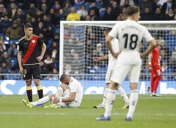 El jugador del Real Madrid Benzema se duele en el suelo de un golpe. 
