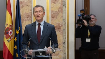 El presidente del Partido Popular, Alberto Núñez Feijóo, durante una rueda de prensa en el Congreso, a 21 de noviembre de 2024, en Madrid (España). El líder del PP, Alberto Núñez Feijóo, ha pedido de nuevo la dimisión del jefe del Ejecutivo tras las declaraciones ante el juez del presunto conseguidor del 'caso Koldo', Víctor de Aldama, y se ha dirigido a los socios del PSOE porque, a su juicio, deben "preguntarse qué ganan protegiendo esta podredumbre". Por eso, se ha ofrecido para explorar una posible moción de censura, sin llegar a pronunciar en ningún momento esta herramienta parlamentaria.
21 NOVIEMBRE 2024;DECLARACIONES;COMPARECENCIA;RUEDA DE PRENSA;CONGRESO;DIPUTADOS;CONGRESO DE LOS DIPUTADOS;DESPACHO
Eduardo Parra / Europa Press
21/11/2024