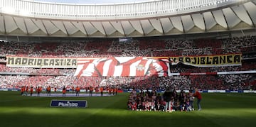 Los aficionados rojiblancos dieron la bienvenida a los dos equipos con un tifo donde se podía leer: 'Madrid, castizo y rojiblanco'.



