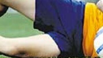 <b>REGRESA A CASA. </b>Albert Jorquera se resintió de una lesión en la mano y ya está camino de Barcelona. El canterano deja casi huérfana la portería del Barcelona de Rijkaard.