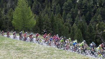 El pelot&oacute;n rueda camino de Sant&#039;Anna di Vinadio en la vig&eacute;sima etapa del Giro de Italia 2016.