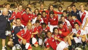 <b>ALEGRÍA. </b>La plantilla y el cuerpo técnico celebran la consecución del trofeo ante su público.