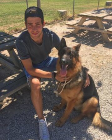 El futbolista del Barcelona, Sergi Roberto, con su perro Berlín.