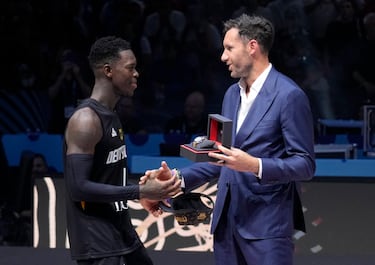 Dennis Schroder, MVP del torneo. El jugador alemán recibe el premio de manos de Rudy Fernández.