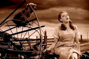 "Over the Rainbow" es una famosa balada escrita por Harold Arlen y Yip Harburg para la película de 1939 El mago de Oz (The Wizard of Oz), donde fue cantada por Judy Garland como Dorothy Gale. La canción ganó el Premio Óscar a la Mejor Canción Original y se convirtió en un símbolo de los deseos y sueños. 