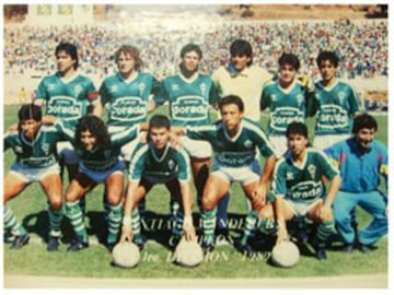 24 de febrero de 1990: Santiago Wanderers golea 4-1 a San Felipe y asciende a Primera División.