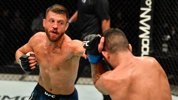 Calvin Kattar golpea a Dan Ige en el UFC Fight Island 1.