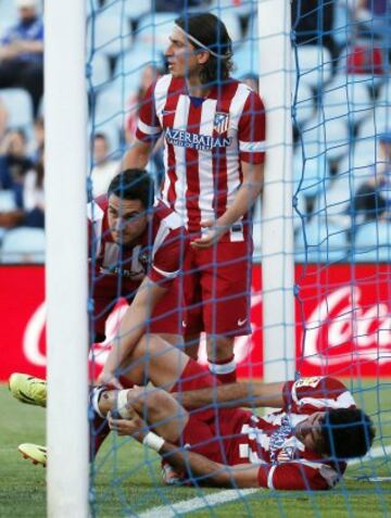 El delantero del Atlético de Madrid Diego Costa, se golpea la pierna con el poste tras marcar el segundo gol ante el Getafe en el partido de Liga en Primera División que disputan esta tarde en el Coliseo Alfonso Pérez. 