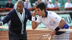 Novak Djokovic protesta una decisi&oacute;n del juez de silla durante su partido de cuartos de final ante Jurgen Melzer en Roland Garros de 2010.