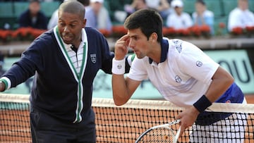 Novak Djokovic protesta una decisión del juez de silla durante su partido de cuartos de final ante Jurgen Melzer en Roland Garros de 2010.