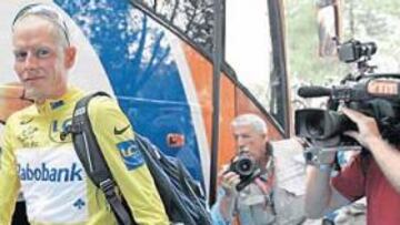 <b>ADIÓS POR LA PUERTA FALSA. </b>Michael Rasmussen abandonó ayer el hotel Mercure en un coche privado. Llevaba días en el ojo del huracán.