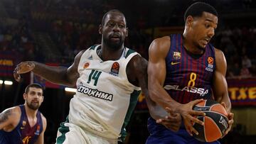 BARCELONA.- 13/10/2017.- El jugador del Panathinaikos James Gist (i) pelea un balón ante el jugador del FC Barcelona Phil Pressey , durante el partido de Euroliga 2017-2018 que enfrenta al Barcelona con el Panathinaikos de Grecia.EFE/ Enric Fontcuberta