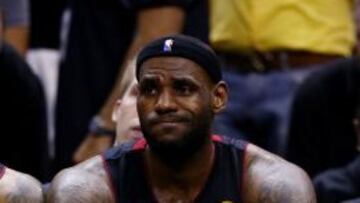 SAN ANTONIO, TX - JUNE 15: LeBron James #6 of the Miami Heat reacts on the bench against the San Antonio Spurs during Game Five of the 2014 NBA Finals at the AT&T Center on June 15, 2014 in San Antonio, Texas. NOTE TO USER: User expressly acknowledges and agrees that, by downloading and or using this photograph, User is consenting to the terms and conditions of the Getty Images License Agreement. Andy Lyons/Getty Images/AFP
== FOR NEWSPAPERS, INTERNET, TELCOS & TELEVISION USE ONLY ==
