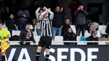 Yanis hizo los dos goles albinegros en su debut.