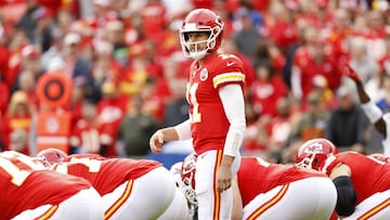 KANSAS CITY, MO - NOVEMBER 26: Quarterback Alex Smith #11 of the Kansas City Chiefs audibles a call against the Buffalo Bills during the first quarter of the game at Arrowhead Stadium on November 26, 2017 in Kansas City, Missouri.   Jamie Squire/Getty Images/AFP
 == FOR NEWSPAPERS, INTERNET, TELCOS &amp; TELEVISION USE ONLY ==