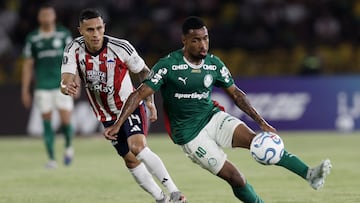 Soccer Football - Copa Libertadores - Group Stage - Junior v Palmeiras - Estadio Jaime Moron Leon, Cartagena, Colombia - April 8, 2026 Palmeiras' Allan Andrade in action with Junior's Juan David Rios REUTERS/Luisa Gonzalez