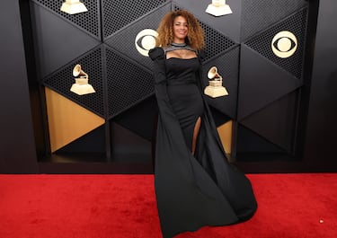 Alicia Fall posa en la alfombra roja.