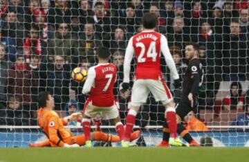 Britain Soccer Football - Arsenal v Hull City - Premier League - Emirates Stadium - 11/2/17 Arsenal's Alexis Sanchez scores their first goal Action Images via Reuters / John Sibley Livepic EDITORIAL USE ONLY. No use with unauthorized audio, video, data, fixture lists, club/league logos or "live" services. Online in-match use limited to 45 images, no video emulation. No use in betting, games or single club/league/player publications. Please contact your account representative for further details.