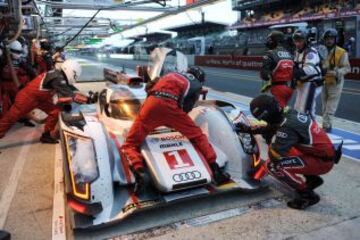 Mecánicos del Audi R18 e-tron quattro N ° 1 conducido por el francés Benoit Treluyer en el Le Mans 24 horas carrera de resistencia