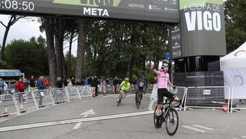 El ciclista del Gomur Alejandro Franco celebra su victoria en la prueba de la Copa de Espa&ntilde;a de Ciclismo &Eacute;lite-Sub23 de Vigo.