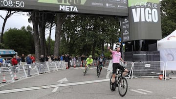 El ciclista del Gomur Alejandro Franco celebra su victoria en la prueba de la Copa de Espa&ntilde;a de Ciclismo &Eacute;lite-Sub23 de Vigo.