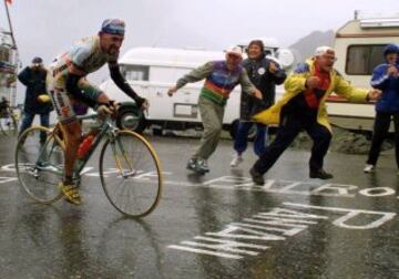 Marco Pantani se pondr¨ªa l¨ªder de la general del Tour en la etapa de monta?a de 189km entre Grenoble y Les Deux Alpes. Ya no lo abandonar¨ªa hasta su victoria en Par¨ªs (27 de julio de 1998).