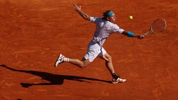 El tenista espa&ntilde;ol Alejandro Davidovich Fokina devuelve una bola durante su partido ante Stefanos Tsitsipas en la final del Rolex Monte-Carlo Masters, el Masters 1.000 de Montecarlo, en el  Monte-Carlo Country Club.