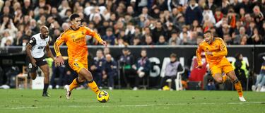 1-2. Error de la zaga del Valencia. Mal pase de Foulquier, Hugo Guillamón no puede controlar el balón y Jude Bellingham solo, en el mano a mano con Dimitievsk,i anota el tanto de la victoria.