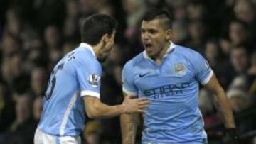 El Kun Agüero celebra el tanto con Jesús Navas.