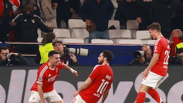 Soccer Football - Champions League - Knockout Phase Playoff - Second Leg - Benfica v AS Monaco - Estadio da Luz, Lisbon, Portugal - February 18, 2025 Benfica's Orkun Kokcu celebrates scoring their third goal with teammates REUTERS/Pedro Nunes