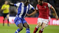 Vincent Aboubakar del Oporto pelea por el bal&oacute;n contra Ricardo Ferreira. 