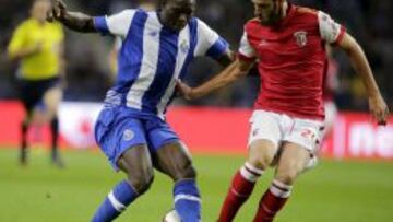 Vincent Aboubakar del Oporto pelea por el bal&oacute;n contra Ricardo Ferreira. 