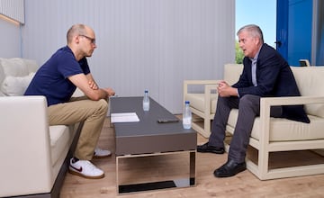 Luhnow charla con el redactor de AS durante la entrevista. 