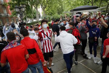 Algunos aficionados del Atltico de Madrid se acercaron a la fuente madrile?a de Neptuno para celebrar el ttulo de Liga conseguido.