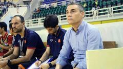 El seleccionador de Vietnam, Miguel Rodrigo, junto al preparador f&iacute;sico Arkaitz Sisniega y el entrenador de porteros Antonio Garc&iacute;a, durante un partido.