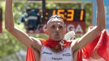 <b>PLATA A LOS 38 AÑOS. </b>Chema Martínez, uno de los veteranos del equipo, fue segundo en maratón.