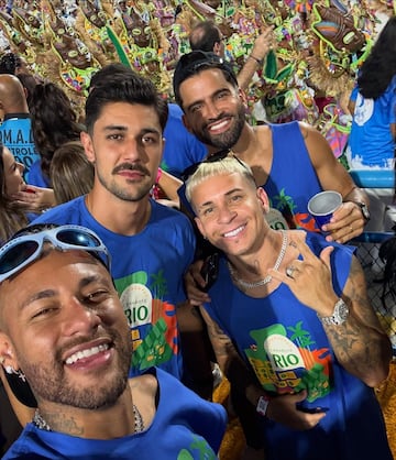 Neymar con un grupo de amigos. 