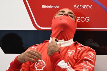 El piloto español de Ferrari, Carlos Sainz Jr., se prepara para la segunda sesión de entrenamientos del Gran Premio de Las Vegas.