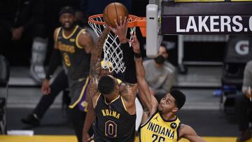 Kyle Kuzma anota ante la defensa de Jeremy Lamb durante el Los Angeles Lakers-Indiana Pacers.