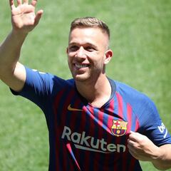 Arthur, hasta 2024: "Un honor que me comparen con Xavi e Iniesta"