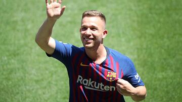 Arthur, hasta 2024: "Un honor que me comparen con Xavi e Iniesta"