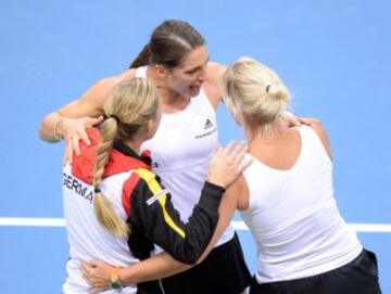 Andrea Petkovic (R) celebra con la capitana alemana Barbara Rittner (L). 