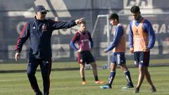 El nuevo lío de Arias: se queda sin laterales para duelo clave