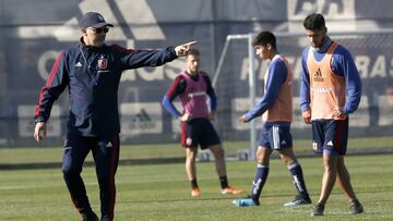 El nuevo lío de Arias: se queda sin laterales para duelo clave