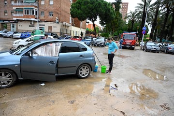 La DANA situada sobre el territorio español ha dejado importantes precipitaciones y tormentas, lo que ha provocado imágenes impactantes con sus consecuencias. Según el pronóstico de la Agencia Estatal de Meteorología (Aemet), que ha emitido un nuevo aviso especial por las lluvias y tormentas que se espera que continúen hasta el lunes. La Comunidad de Madrid y Toledo están bajo aviso rojo ante el riego de que se acumulen 120 litros por metro cuadrado en 12 horas.