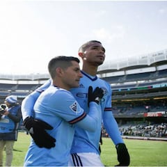 Yangel Herrera marca y asiste en su primer partido como titular