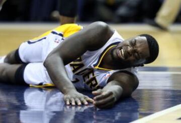 Lance Stephenson de los Indiana Pacers gesticula en el suelo tras recibir una falta en el partido contra los Atlanta Hawks.