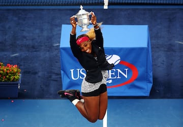 Tercer a?o seguido en disputar la final del US Open. Serena Williams tuvo la oportunidad de lograr algo que no hab¨ªa conseguido hasta el momento. Encadenar tres mismos Grand Slams consiguiendo la victoria. Una oportunidad ¨²nica para ella y vaya si lo logr¨®. La estadounidense se enfrent¨® a la danesa Caroline Wozniacki y venci¨® con un doble 6-3 para llevarse otra vez el trofeo.
