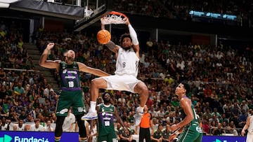 Chuma Okeke, ala-pívot del Real Madrid, se cuelga del aro del Unicaja.